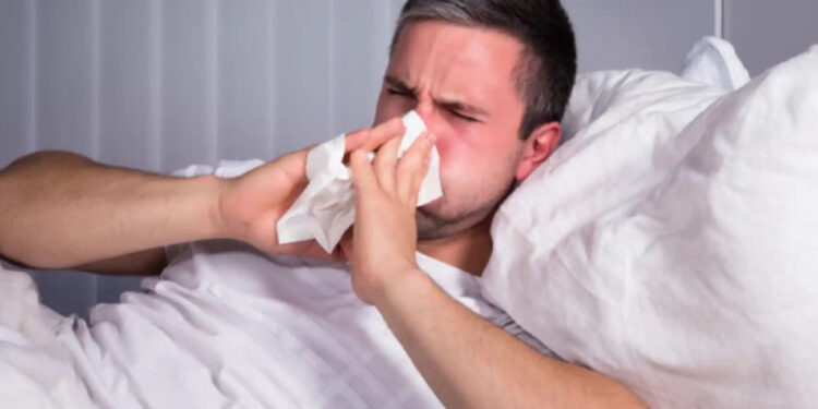 Los hombres NO exageran, sus gripas sí son más fuertes, dice un estudio