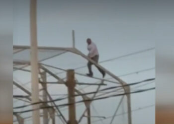 Hombre se cuelga en estructura del Metrorrey sobre Avenida Universidad; suspenden servicio de Línea 2