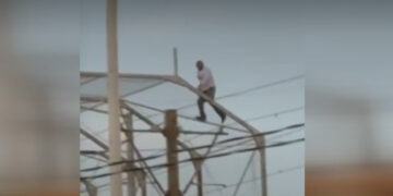 Hombre se cuelga en estructura del Metrorrey sobre Avenida Universidad; suspenden servicio de Línea 2