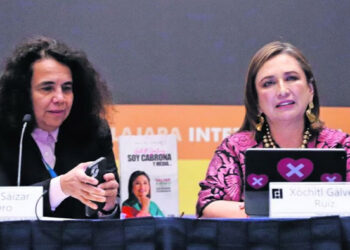 La precandidata presidencial Xóchitl Gálvez participó en un foro sobre mujeres en la FIL