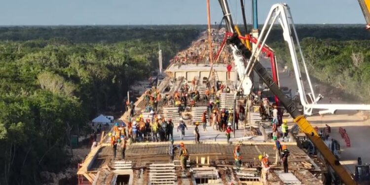 “¿A poco no son los mejores trabajadores del mundo?”, dice AMLO en su visita al Tren Maya