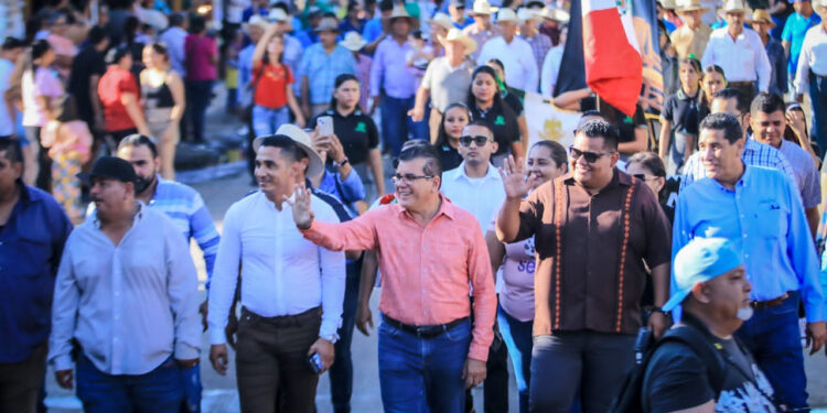 Encabeza Edgar González el tradicional desfile de la Revolución Mexicana en la sindicatura de Villa Unión