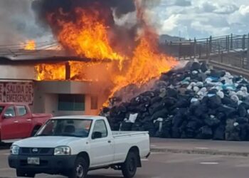 Exigen obras sociales con violencia en Oaxaca; más de 30 vehículos afectados