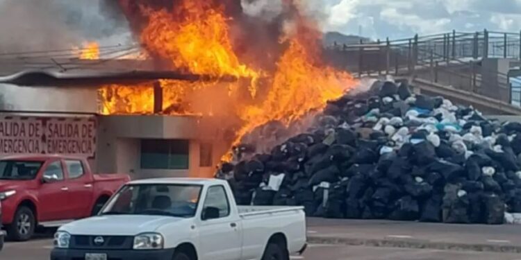 Exigen obras sociales con violencia en Oaxaca; más de 30 vehículos afectados