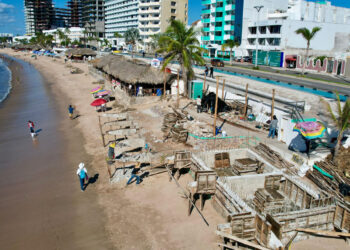 Regidores respaldan acciones del Gobierno de Mazatlán por suspensión y demolición de obra en la playa