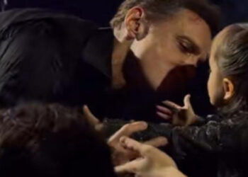 VIDEO: Luis Miguel besa a niña en concierto y crea polémica, ¿fue en la boca?