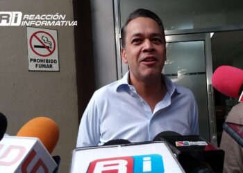 Enrique Díaz se reúne con diputados de Morena en el Congreso del Estado