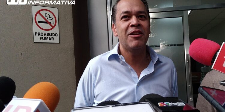 Enrique Díaz se reúne con diputados de Morena en el Congreso del Estado