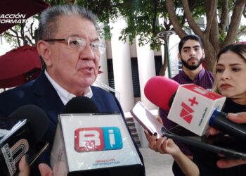 Enrique Díaz se reúne con diputados de Morena en el Congreso del Estado