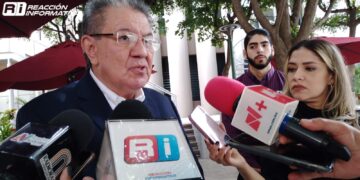 Enrique Díaz se reúne con diputados de Morena en el Congreso del Estado