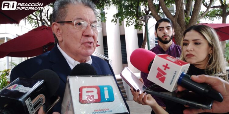 Enrique Díaz se reúne con diputados de Morena en el Congreso del Estado