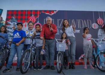 Con 3 mil bicicletas para niñas y niños, festeja Rocha Moya a familias de Pericos, Mocorito