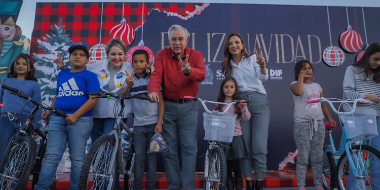 Con 3 mil bicicletas para niñas y niños, festeja Rocha Moya a familias de Pericos, Mocorito