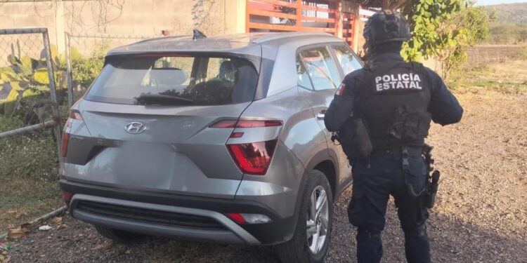 Grupo Élite de la PEP recupera camioneta que había sido robada horas antes en la Miguel Hidalgo, en Culiacán