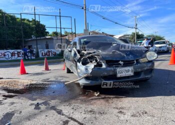 Aparatoso accidente entre dos vehículos sobre el cruce Av. Rio Piaxtla y Juan Pablo II: DOS PERSONAS LESIONADAS