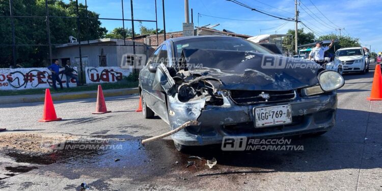 Aparatoso accidente entre dos vehículos sobre el cruce Av. Rio Piaxtla y Juan Pablo II: DOS PERSONAS LESIONADAS