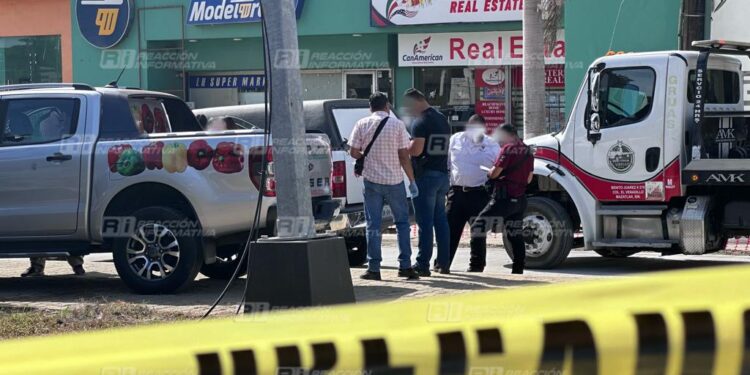 Ejecutan a balazos a un hombre en La Marina Mazatlán rumbo a Cerritos; la camioneta tenía al menos 7 impactos de bala.