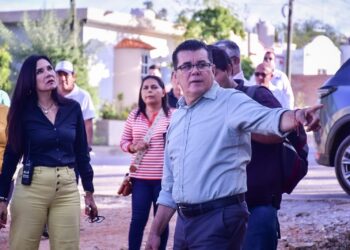 Edgar González escucha y resuelve peticiones de vecinos en la colonia San Francisco