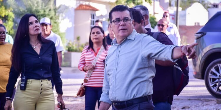 Edgar González escucha y resuelve peticiones de vecinos en la colonia San Francisco