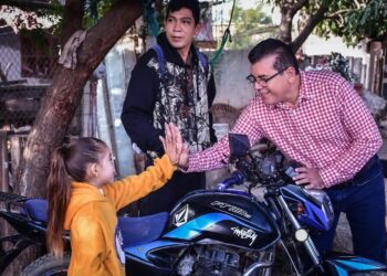 Edgar González da respuestas inmediatas a vecinos de la colonia Felicidad