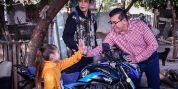 Edgar González da respuestas inmediatas a vecinos de la colonia Felicidad