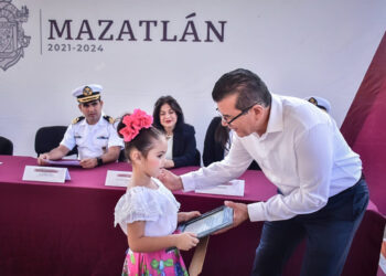 Gobierno Municipal celebra “Lunes Cívico” junto a pequeños estudiantes