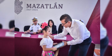 Gobierno Municipal celebra “Lunes Cívico” junto a pequeños estudiantes