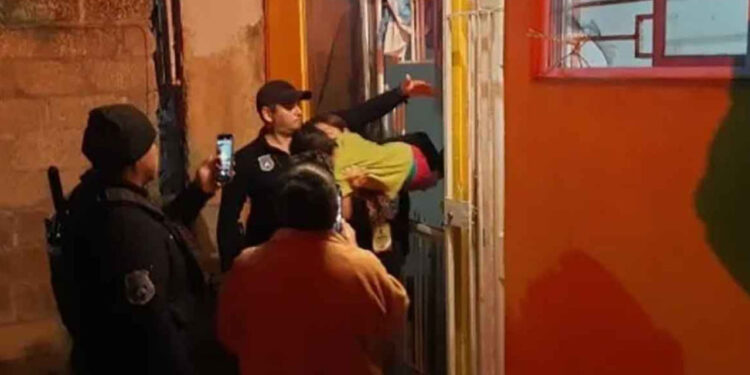 Rescatan a menores de un incendio; trataban de cocinar un gato