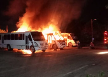 Incendian tres autobuses de pasajeros en Lázaro Cárdenas, Michoacán