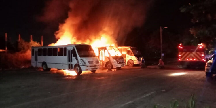 Incendian tres autobuses de pasajeros en Lázaro Cárdenas, Michoacán