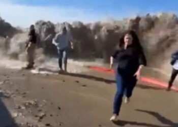 VIDEO: Una ola gigante impacta una playa en California y deja al menos 8 heridos