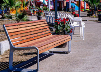 Instalan bancas para comodidad de quienes visitan el Parque Central