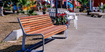 Instalan bancas para comodidad de quienes visitan el Parque Central