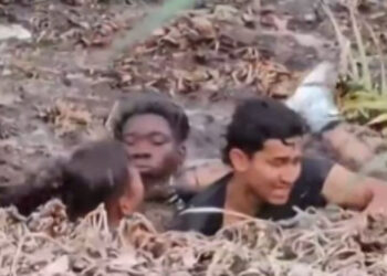 IMÁGENES FUERTES: migrantes viven momentos de pánico al querer cruzar a EU, padre muere ahogado frente a su hijo