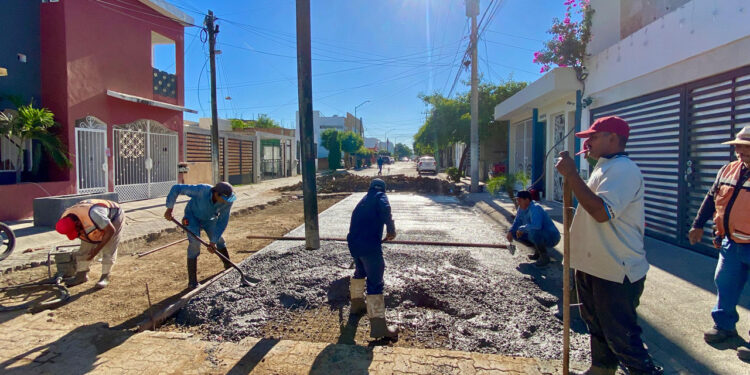 Trabaja Obras Públicas en mejoramiento de calle Ceboruco en Bosques del Arroyo