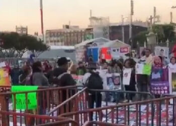 Madres buscadoras se manifiestan en Palacio Nacional por nueva estrategia de gobierno de AMLO para desaparecidos