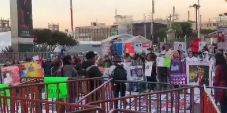 Madres buscadoras se manifiestan en Palacio Nacional por nueva estrategia de gobierno de AMLO para desaparecidos