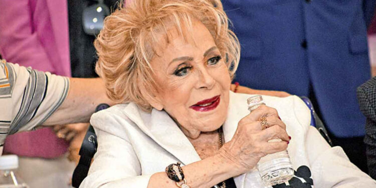 Silvia Pinal ‘ya respira por sí misma’; podría recibir el 2024 en casa