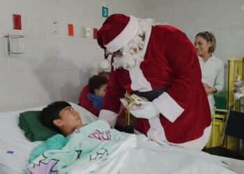 Calles y hospitales de Mazatlán se llenan de alegría con la visita de Santa Claus