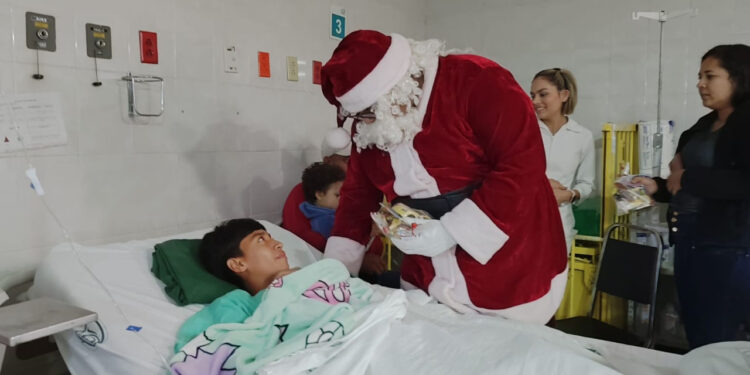Calles y hospitales de Mazatlán se llenan de alegría con la visita de Santa Claus