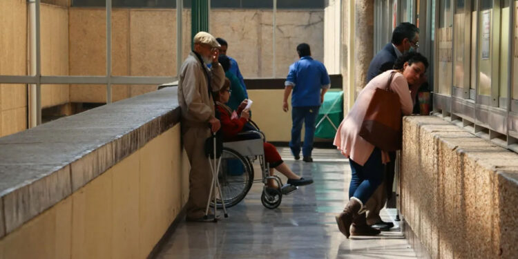 Remesas y apoyos del gobierno representan 67% del ingreso de los mexicanos más pobres