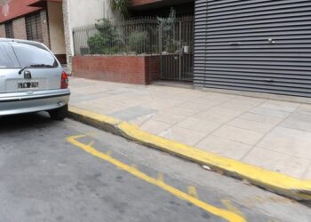 Advertencia para conductores: estacionar frente a cocheras puede resultar costoso