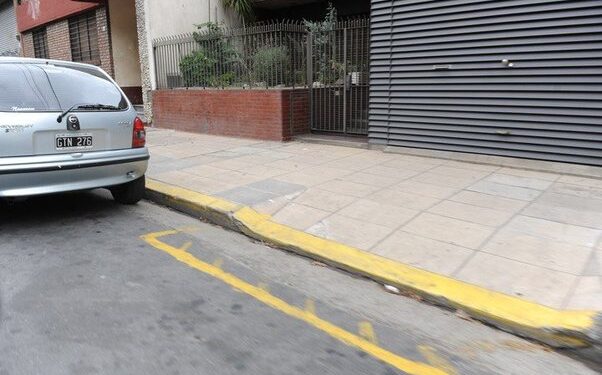 Advertencia para conductores: estacionar frente a cocheras puede resultar costoso