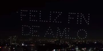 “Feliz fin de AMLO”, lanza mensaje Xóchitl Gálvez con drones en el cielo
