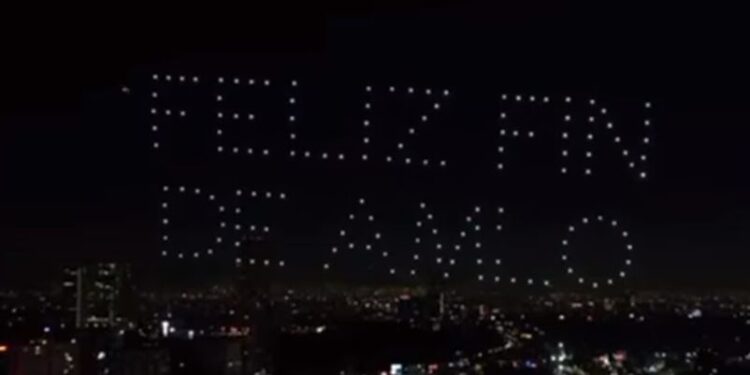 “Feliz fin de AMLO”, lanza mensaje Xóchitl Gálvez con drones en el cielo