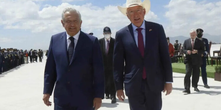 ‘Sinceridad’ de Ken Salazar aceptar que 70% de armas de crimen organizado en México llegan de EU: AMLO