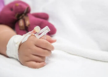 Niña de un año muere tras ser atropellada por su mamá; pisó el acelerador por accidente