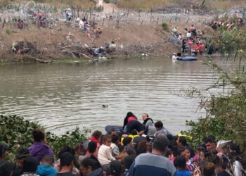 Rescate de cuerpos de dos migrantes continúa en vilo