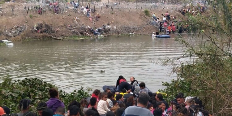 Rescate de cuerpos de dos migrantes continúa en vilo