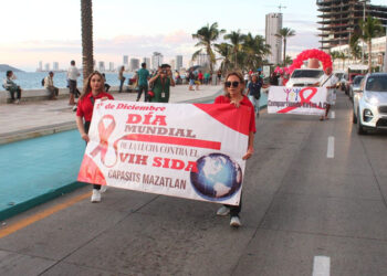 Mazatlán se une a la lucha contra el VIH/SIDA con simbólica marcha